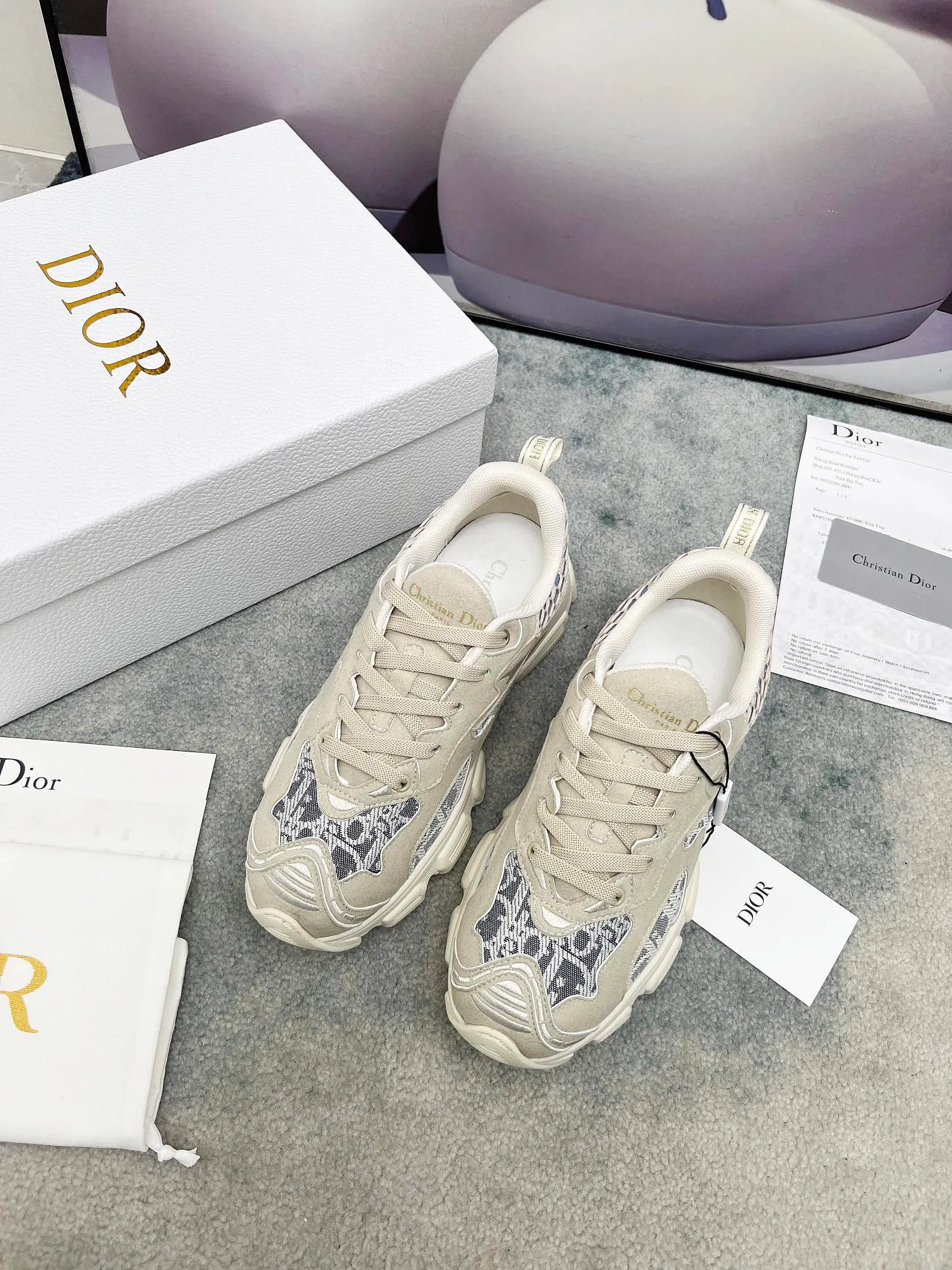 P560🐮🐮The official website of Dijia's new colors has been updated simultaneously [Celebration] This Dior Vibe sneaker incorporates Dior's high-end spirit and reinterprets classic running shoes. White mesh fabric features an Oblique print and is paired with laminated leather-effect panels in gold and silver tones for a contrasting look. It is further embellished with classic details such as 3D effect details, the lucky star symbol on the rear, and the logo on the tongue and rear pull tab. The lightweight sole is embellished with gray stars, complementing a variety of casual or elegant pieces for a modern look. Size: Women’s size 35-41 (35/42 can be customized) Men’s size 40-46 (39/46 can be customized)